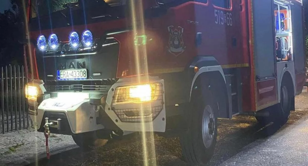 Ratownicy i strażacy wezwani do jednego z domów w Gomunicach. Pomocy potrzebował 84-latek