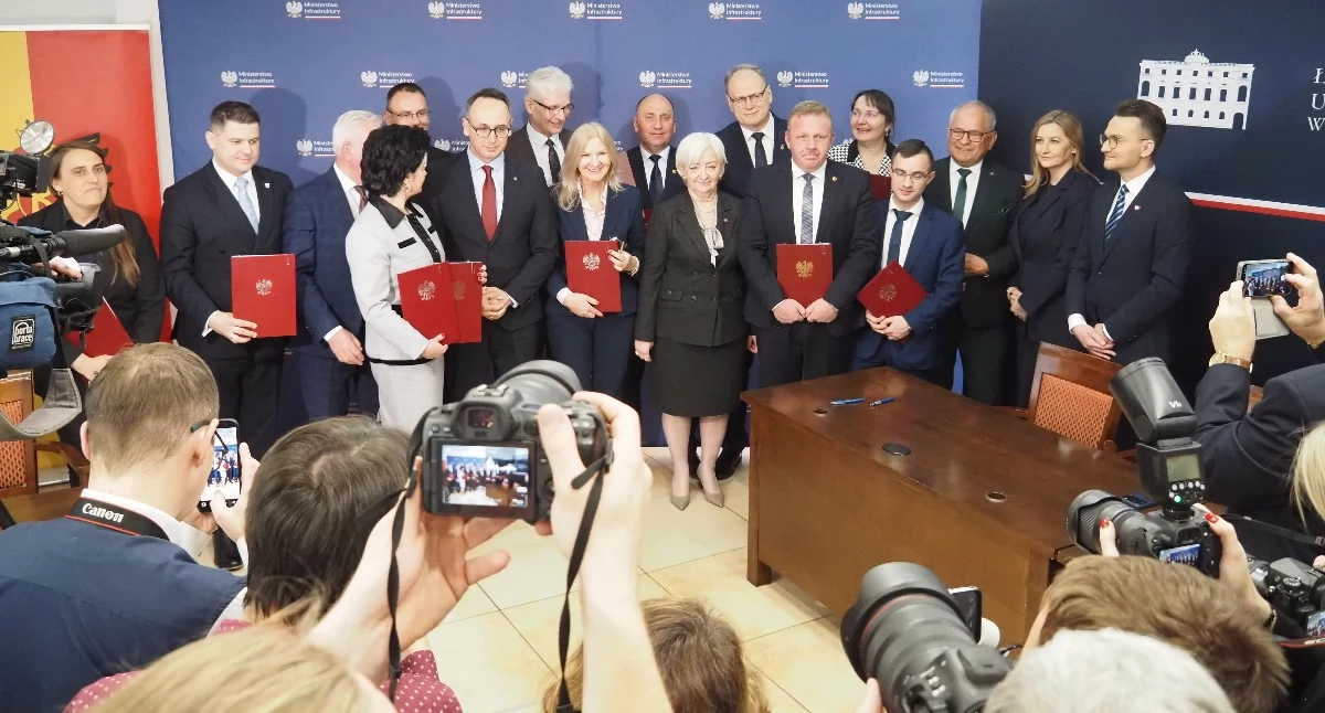 [WIDEO, FILM] Pieniądze na gminne i powiatowe drogi. Minister Klimczak: - Im mniej biurokracji, im mniej administracji, tym lepiej