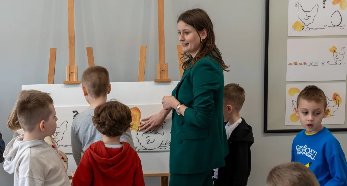 Między Dotykiem a Formą. Wystawa Anny Migody w galerii MDK otwarta. Z udziałem przedszkolaków