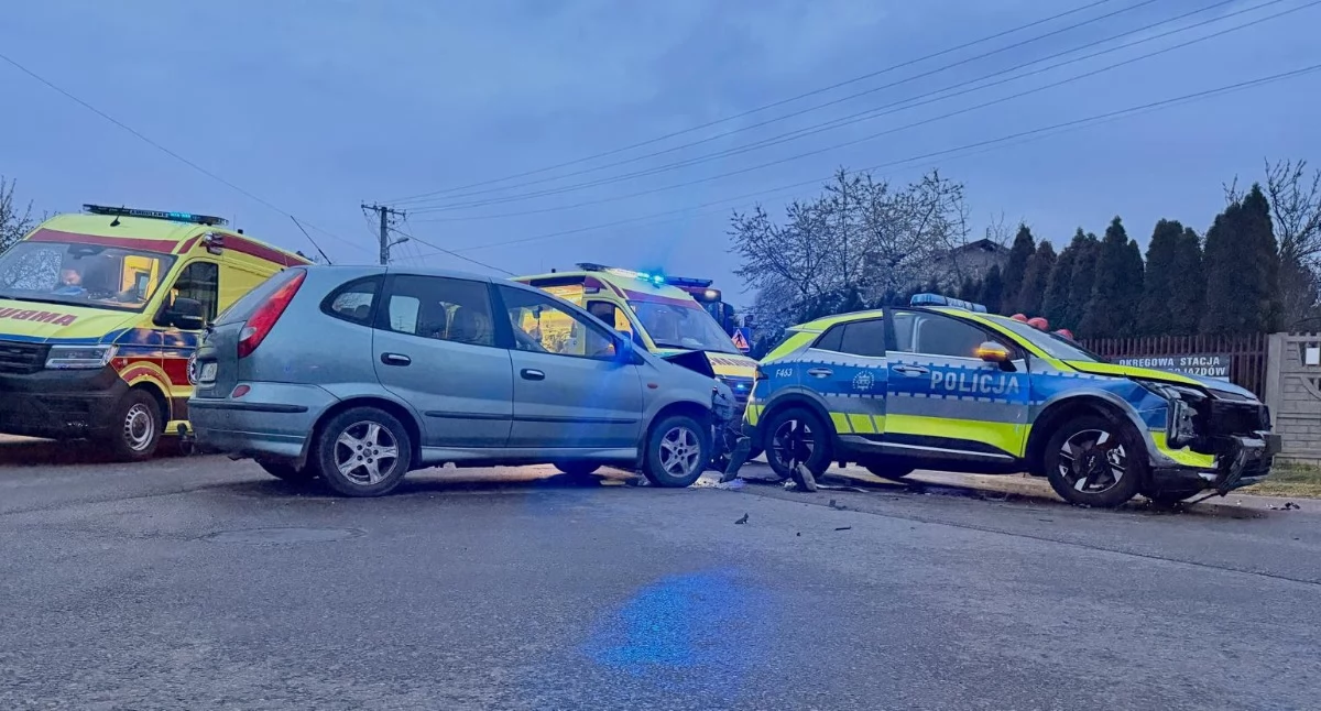 Wypadek na Piłsudskiego. Zderzenie samochodu osobowego z radiowozem. Winna 60-latka