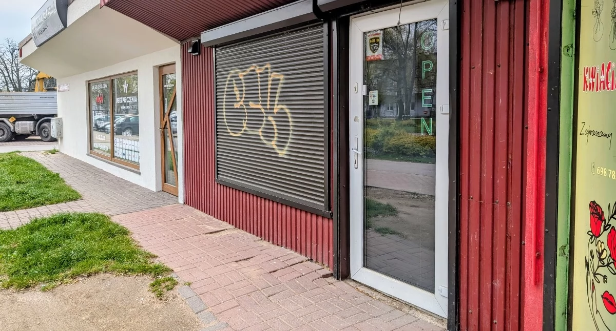 Mieszkaniec osiedla: - Tam kiedyś była piekarnia, a teraz są automaty. I cały czas różni podejrzani ludzie się kręcą. Zwyczajnie się boimy