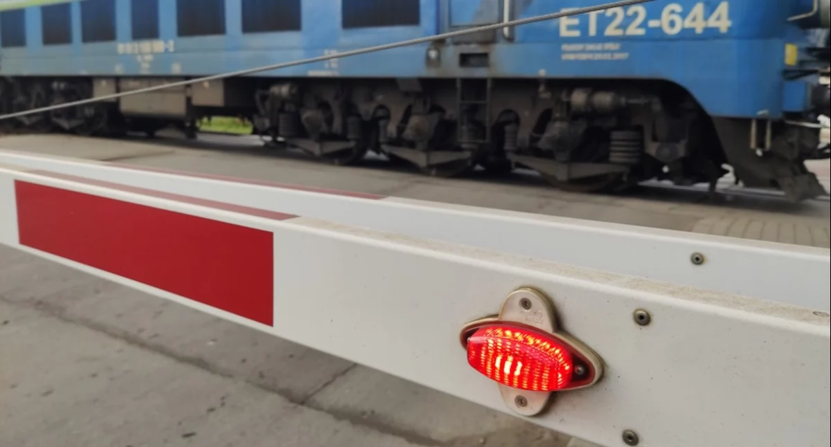 Czytelniczka: - Przez zamknięty przejazd syn nie zdążył na autobus. Bo mieli otworzyć, ale coś przedłużyli. Dlaczego miasto nie informuje nas o tym systemem RCB?