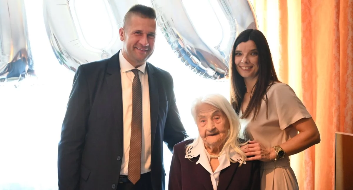 100-latka w gminie Gomunice. Pani Stanisława przyjmowała gości i urodzinowe życzenia