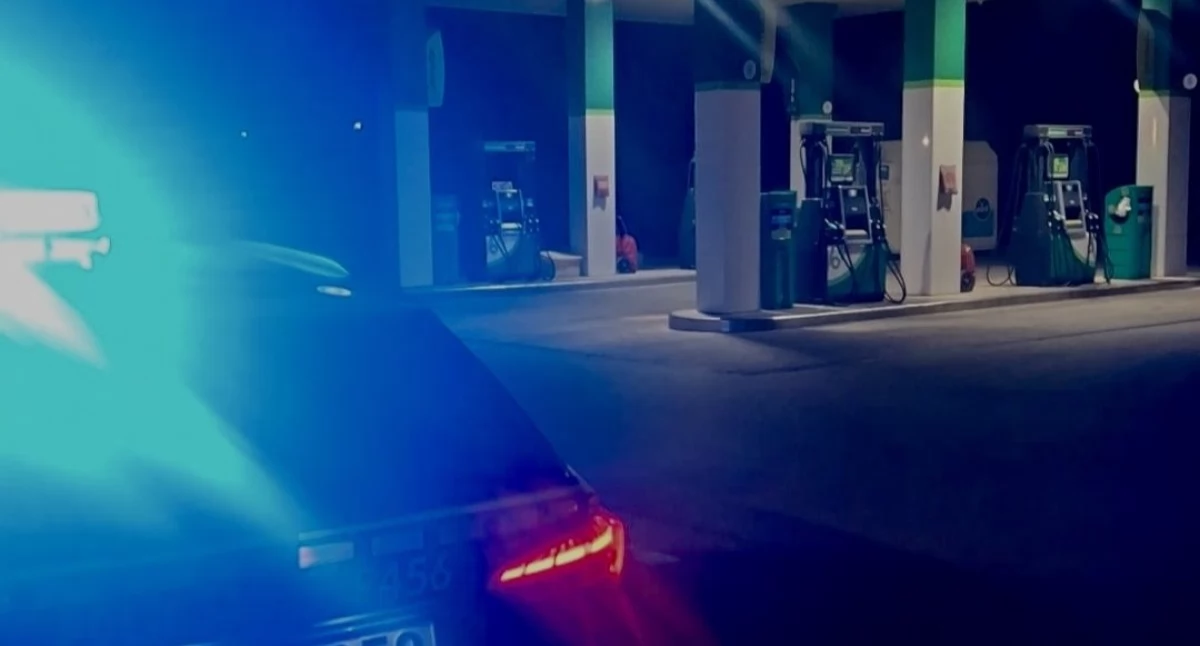 Pijany kierowca BMW uciekał przed policjantami. Wjechał w zaparkowane auto i dalej chciał uciekać pieszo