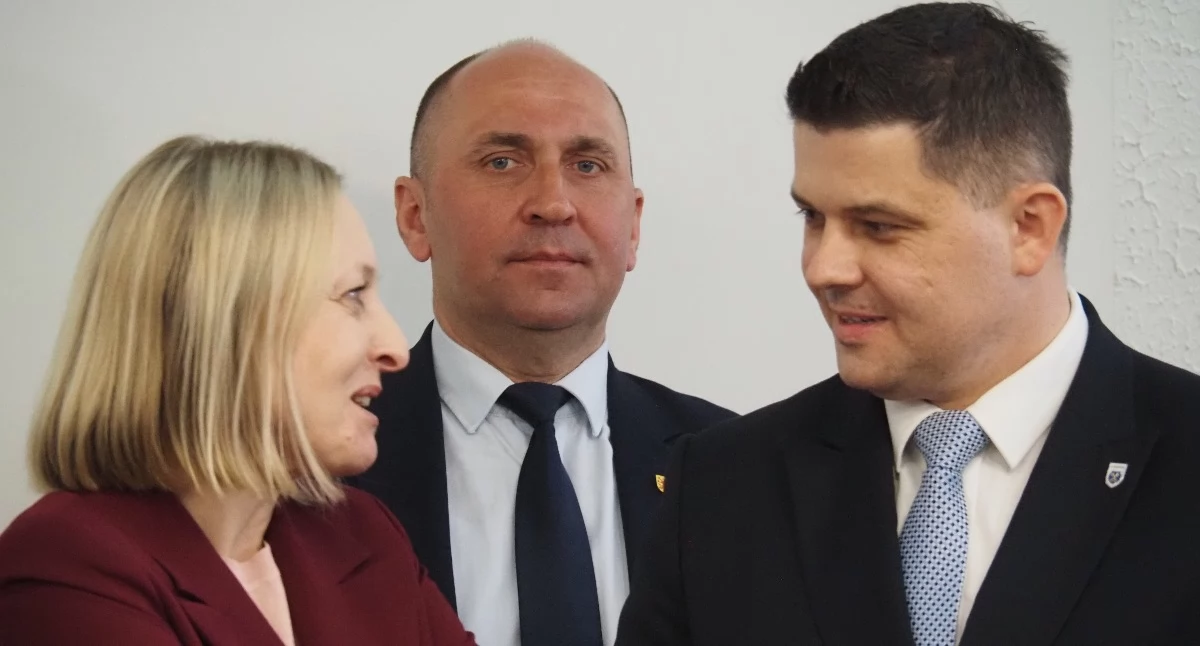 Okręt płynie dalej: „Poharatali wicestarostę koleżanki i koledzy. Poturbowali, oj poturbowali