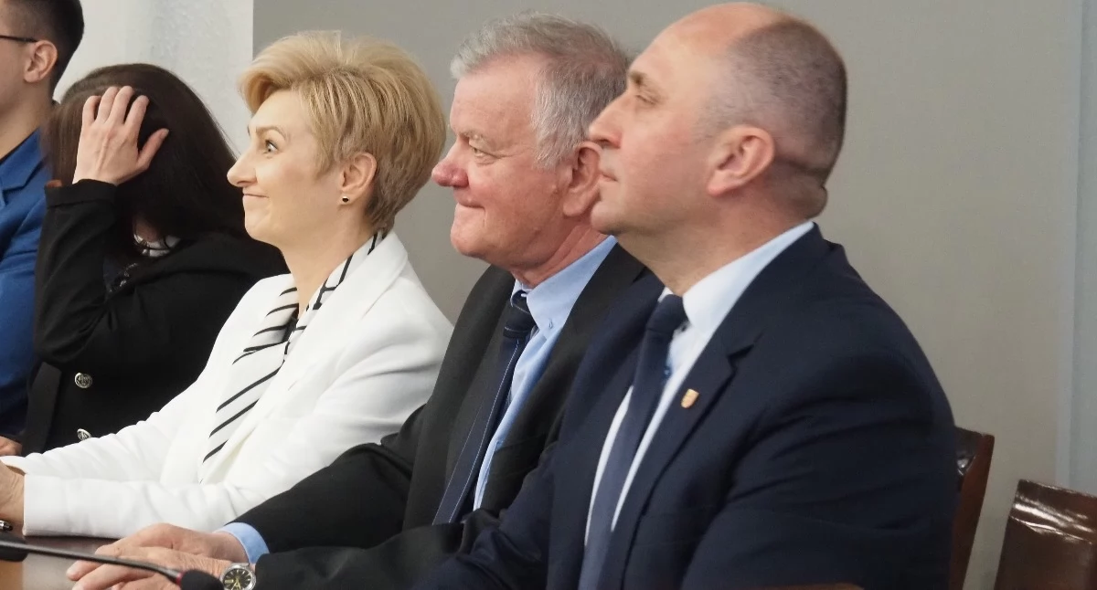 Płynie powiatowa koalicja po wzburzonym morzu. Ktoś z tej łódki wypadnie? [Analiza]