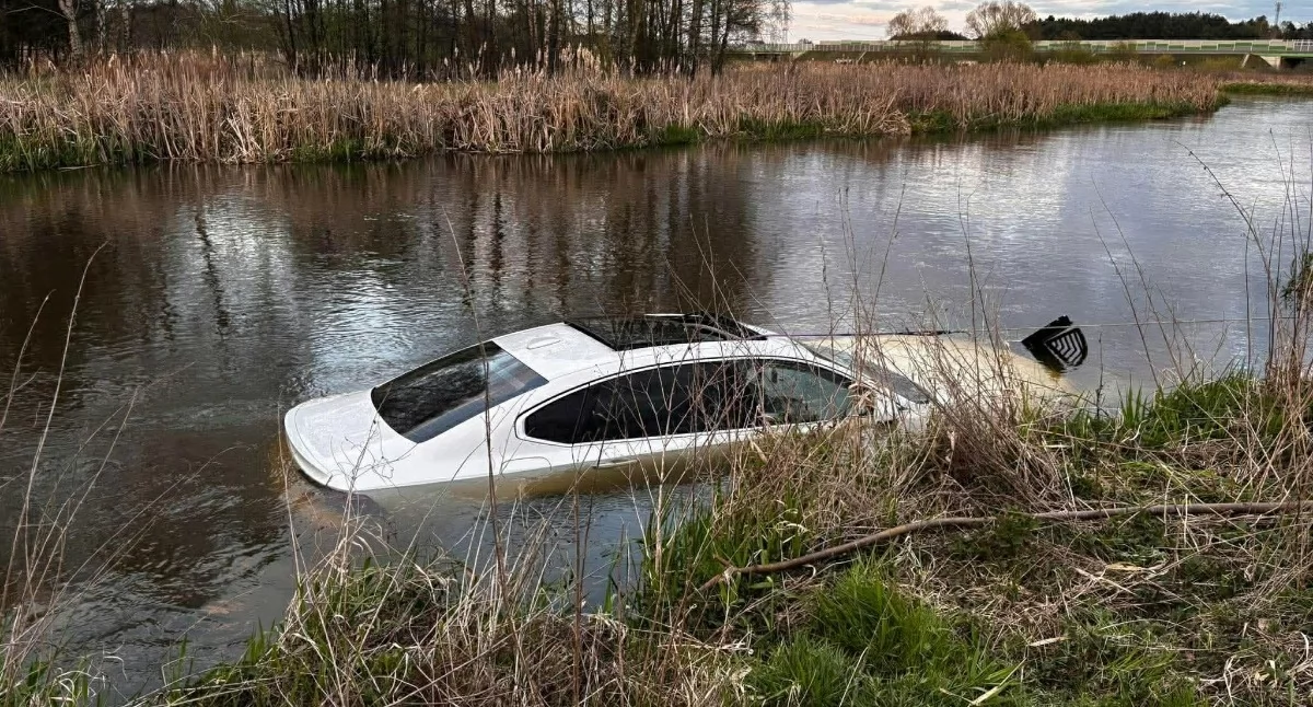 [WIDEO, ZDJĘCIA] Volvo wjechało do Warty. Kierowca chciał uniknąć zderzenia ze zwierzęciem