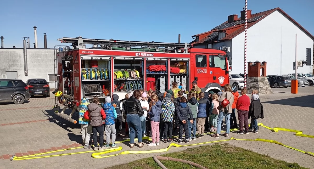Wizyta uczniów ze szkoły w Strzelcach Małych w przedborskiej remizie OSP