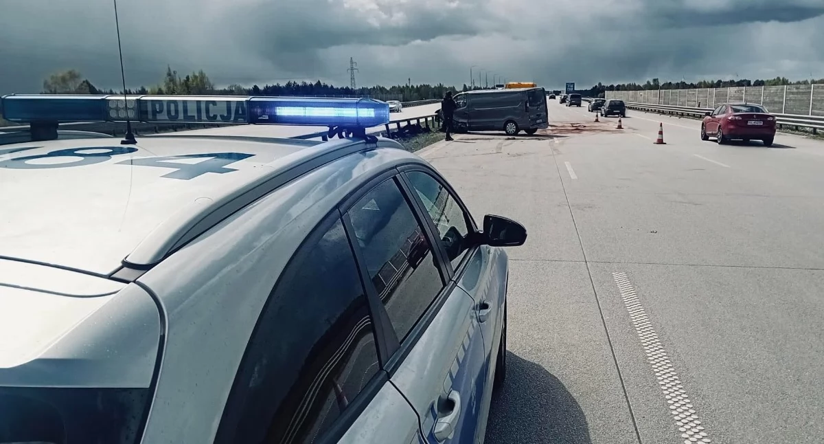 Kolizja na autostradzie A1. Opel wjechał w bariery energochłonne. Są utrudnienia