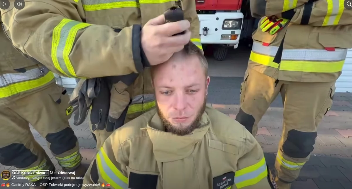 [WIDEO] Piłkarze i strażacy golili głowy. Akcja Łatwoganga jeszcze długo będzie rezonować