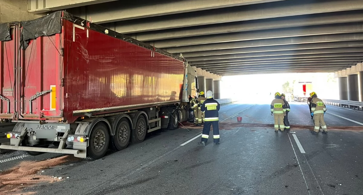 Uwaga! Wypadek na autostradzie A1. Zderzyły się trzy pojazdy