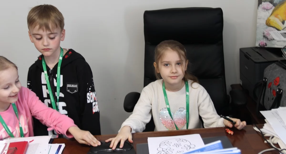Uczniowie ze Stobiecka Szlacheckiego na wycieczce w Ładzicach. Siedzieli w fotelu wójta