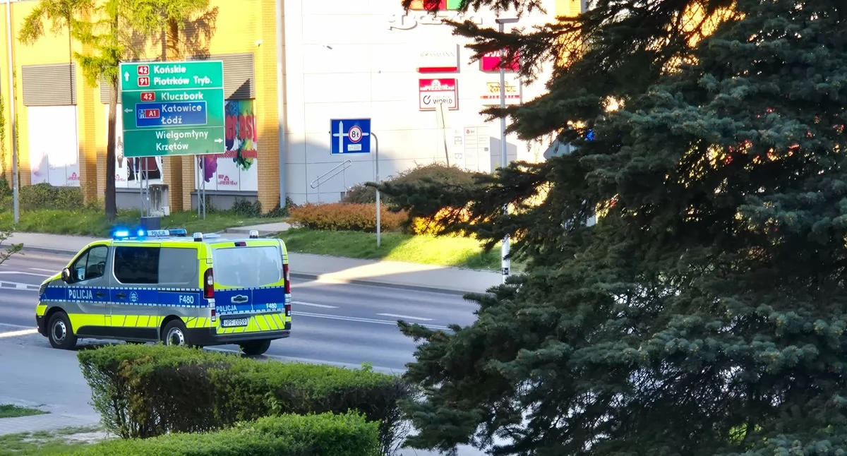 Przechodzień nie pozostał obojętny i pomógł mężczyźnie. Wezwał policję