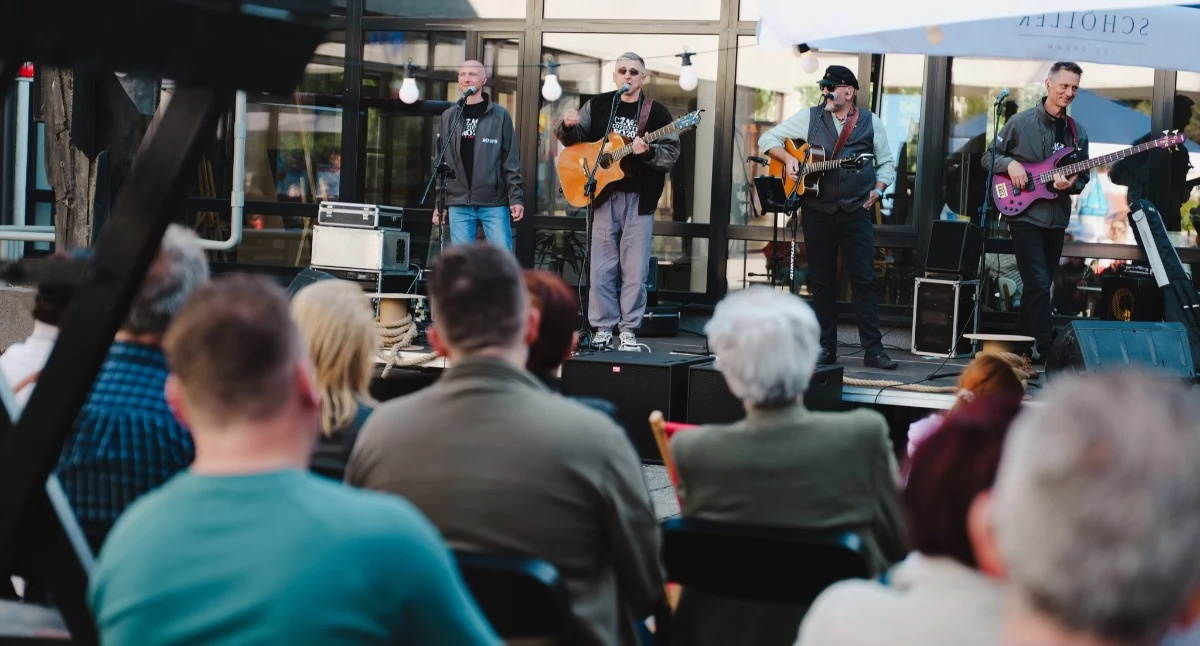 Morski klimat w centralnej Polsce? Proszę bardzo. Koncert “Ryczących 20” w MDK
