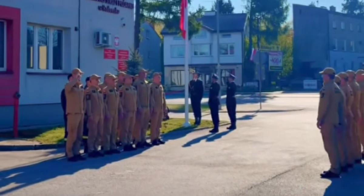 [WIDEO] Święto flagi. Radomszczańscy strażacy wciągnęli biało-czerwoną na maszt