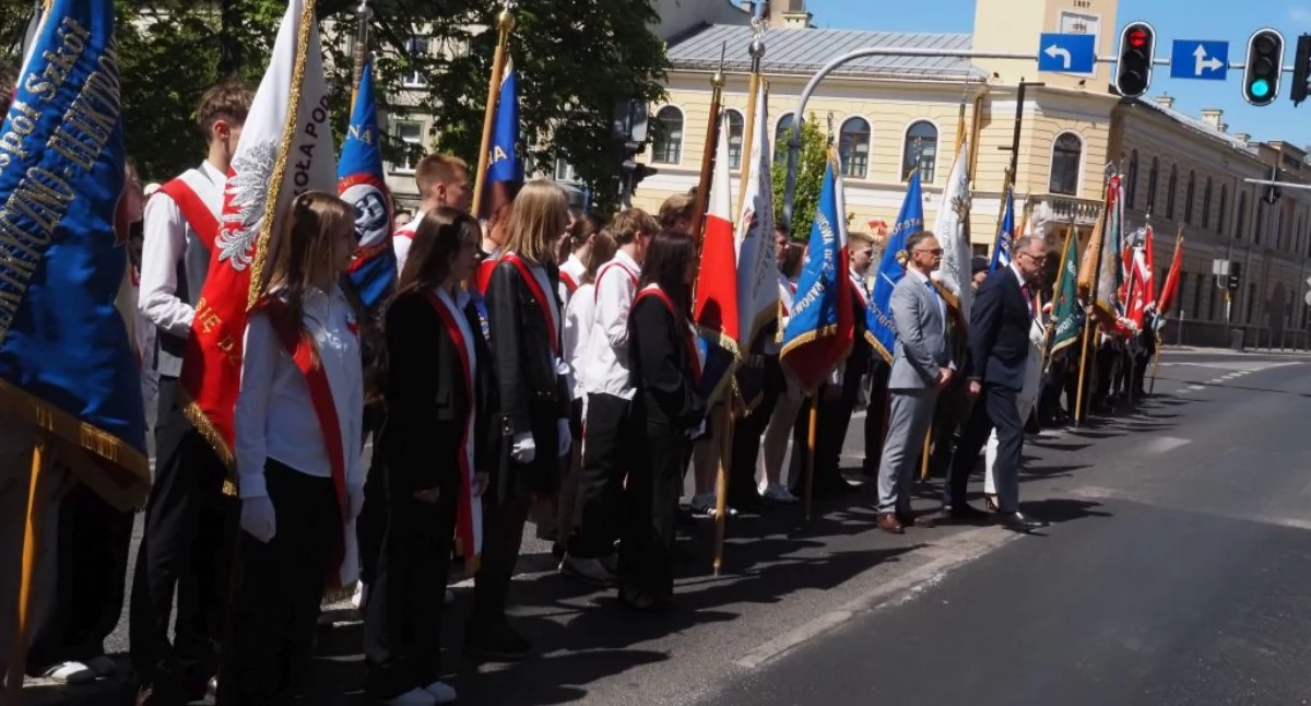 Marsz, inscenizacja, złożenie kwiatów. Radomszczańskie obchody rocznicy uchwalenia Konstytucji 3 Maja [ZDJĘCIA]