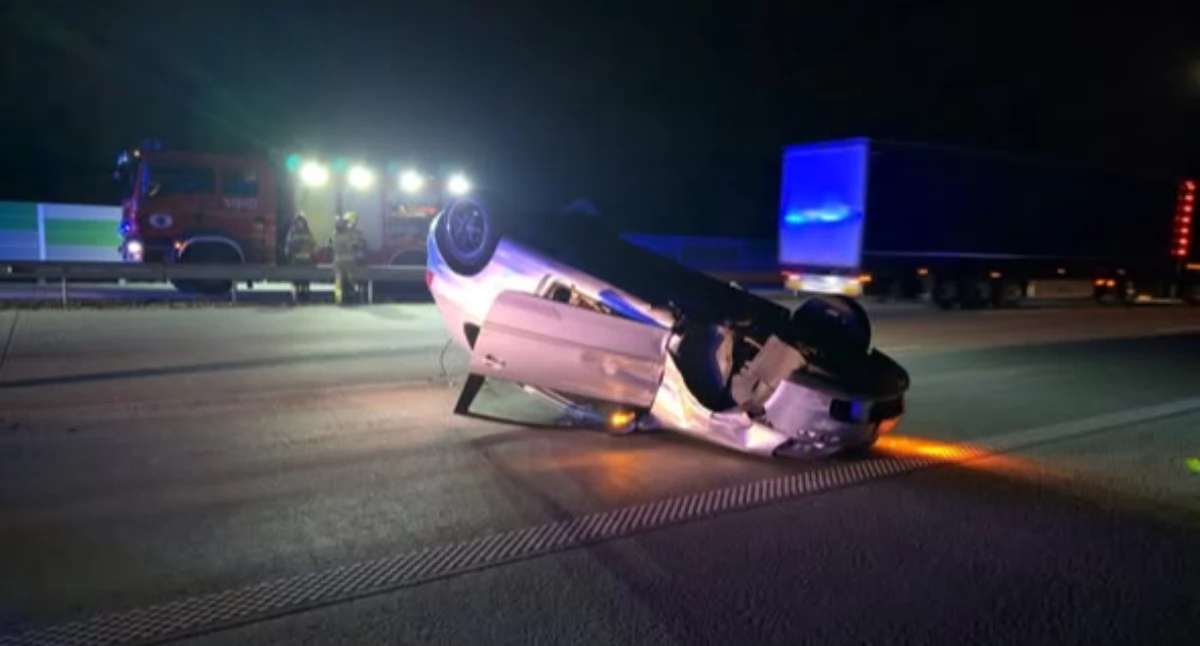 20-latek zasnął za kierownicą Volkswagena. Auto zjechało z pasa i uderzyło w bariery, a potem przewróciło się na dach