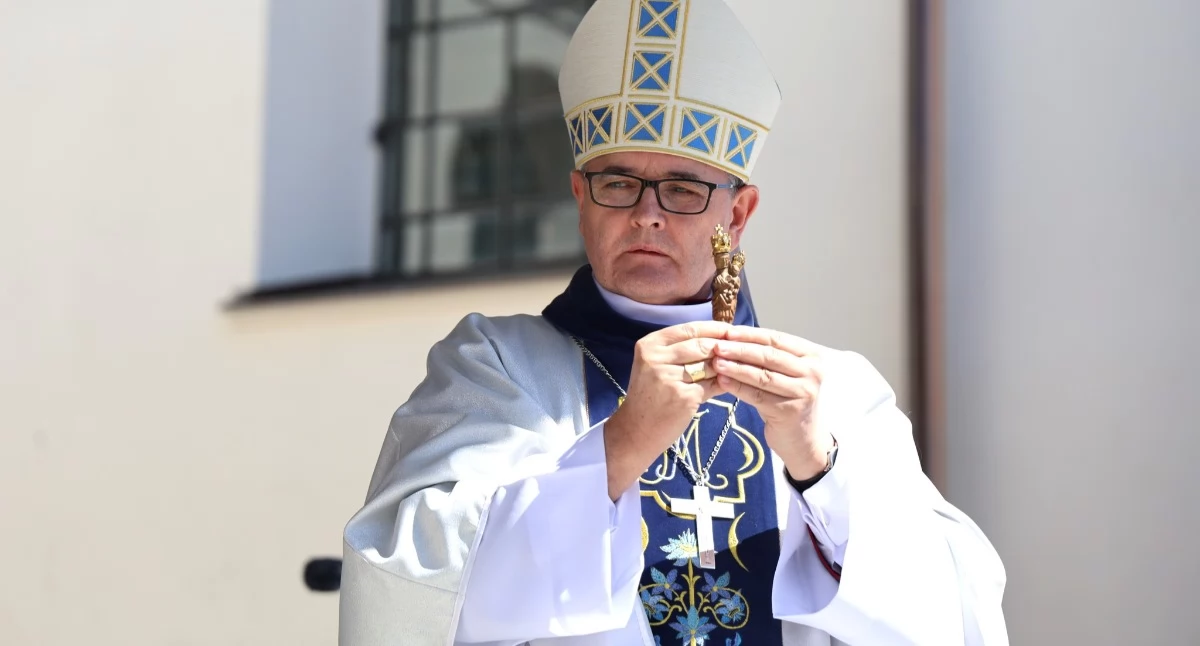 [ZDJĘCIA] Kąpiółka w Gidlach. Setki wiernych w sanktuarium ojców Dominikanów. I transmisja online