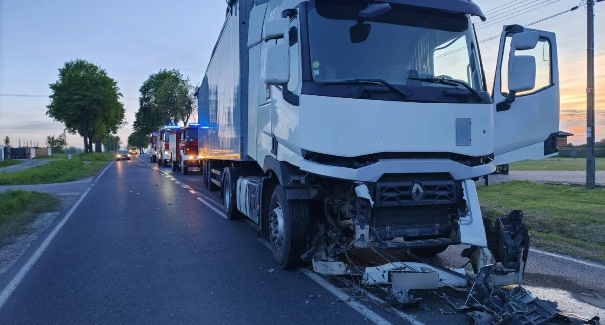 Kolizja na DK42. Zderzenie samochodu ciężarowego z BMW. Droga zablokowana