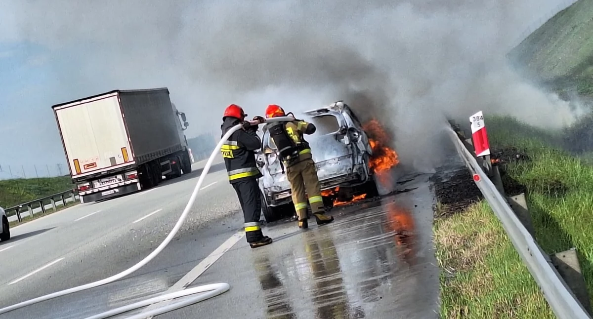 [ZDJĘCIA] Pożar Citroena na autostradzie A1. Samochód gasiły trzy zastępy straży