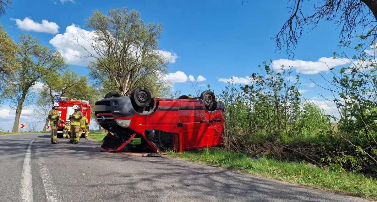 Wypadek w Strzałkowie. Spowodował go kompletnie pijany kierowca osobówki. Poszkodowany kierowca busa