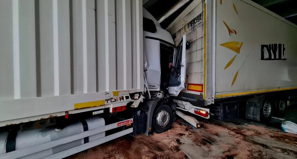 Wypadek na autostradzie A1. Zderzenie dwóch ciężarówek. 57-latek odwieziony do szpitala