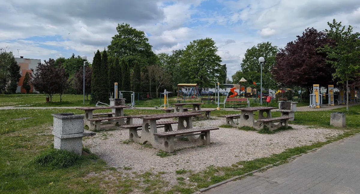 Czytelniczka: - Patrzą na nich nasze dzieci, jak piją i się załatwiają. Aspirant Kaczmarek: - Policjanci zawsze interweniują, ale najpierw tam, gdzie zagrożone jest życie lub zdrowie