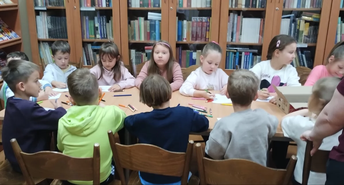Beata Kałuzińska  dyrektor MDK-u w Przedborzu czyta przedszkolakom 