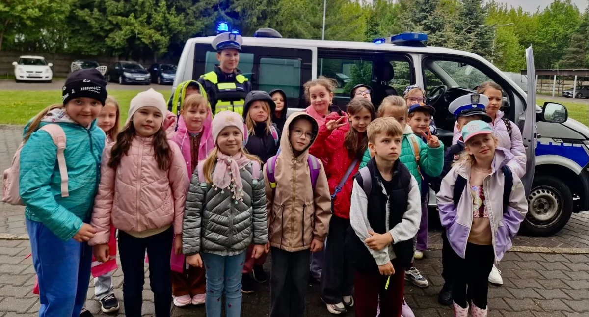 Pierwszaki z Siódemki na komendzie. Zajrzały do dyżurnych i sprawdzały stan radiowozów