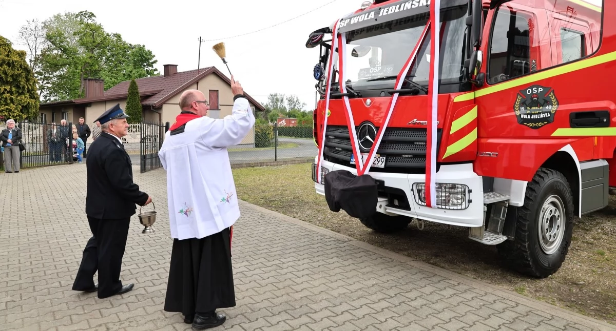 Gminne obchody Dnia Strażaka w Woli Jedlińskiej. Druhowie dostali nowy wóz ratowniczo-gaśniczy