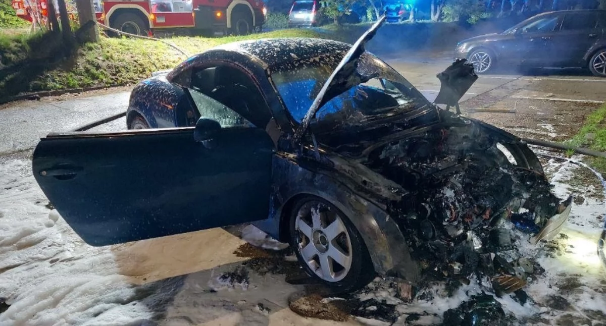 Pożar w Gidlach. Ogień pojawił się w komorze silnika. Za kierownicą siedział nieprzytomny mężczyzna.