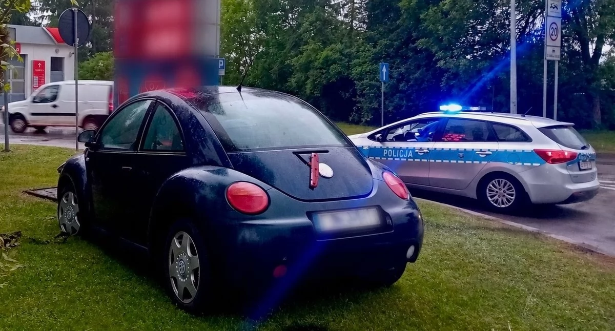 Pijana 36-latka wjechała w pylon na stacji. Zaczęła uciekać pieszo. Dogonił ją policjant po służbie