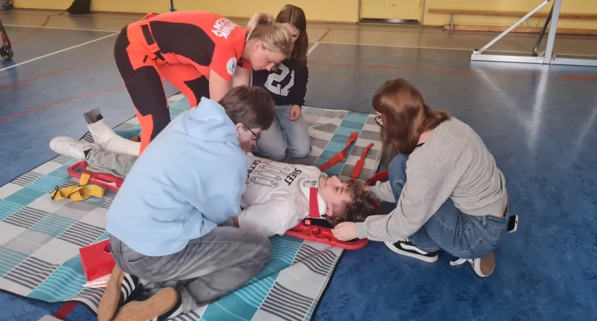 Uczniowie z Dobryszyc spotkali się z ratownikami medycznymi. Zajęcia praktyczne są najlepsze