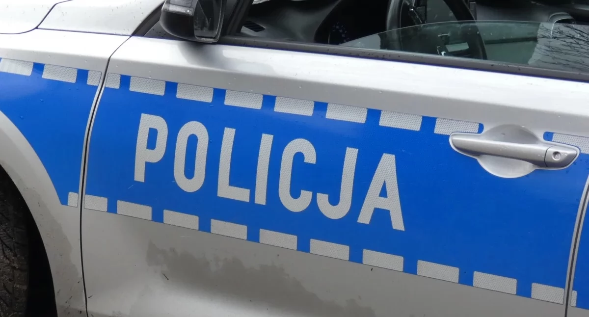 Sąd zabrał 56-latkowi prawo jazdy. Mężczyzna jednak wsiadł za kierownicę. Wpadł, bo nie włączył świateł