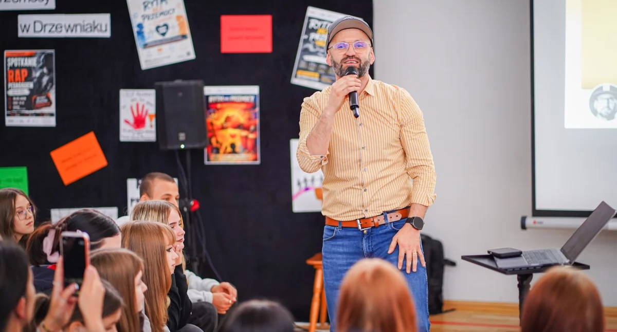 Spotkanie z Rap Pedagogiem w Drzewniaku. Opowiedział uczniowi historię swojego życia