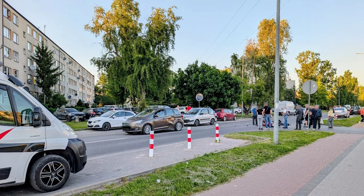 Wypadek na ulicy Jagiellońskiej. Zderzenie motocyklisty z samochodem osobowym