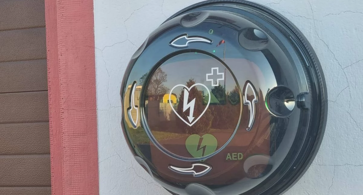 Strażacy z Ładzic właśnie zamontowali defibrylator AED. I planują szkolenie z jego obsługi