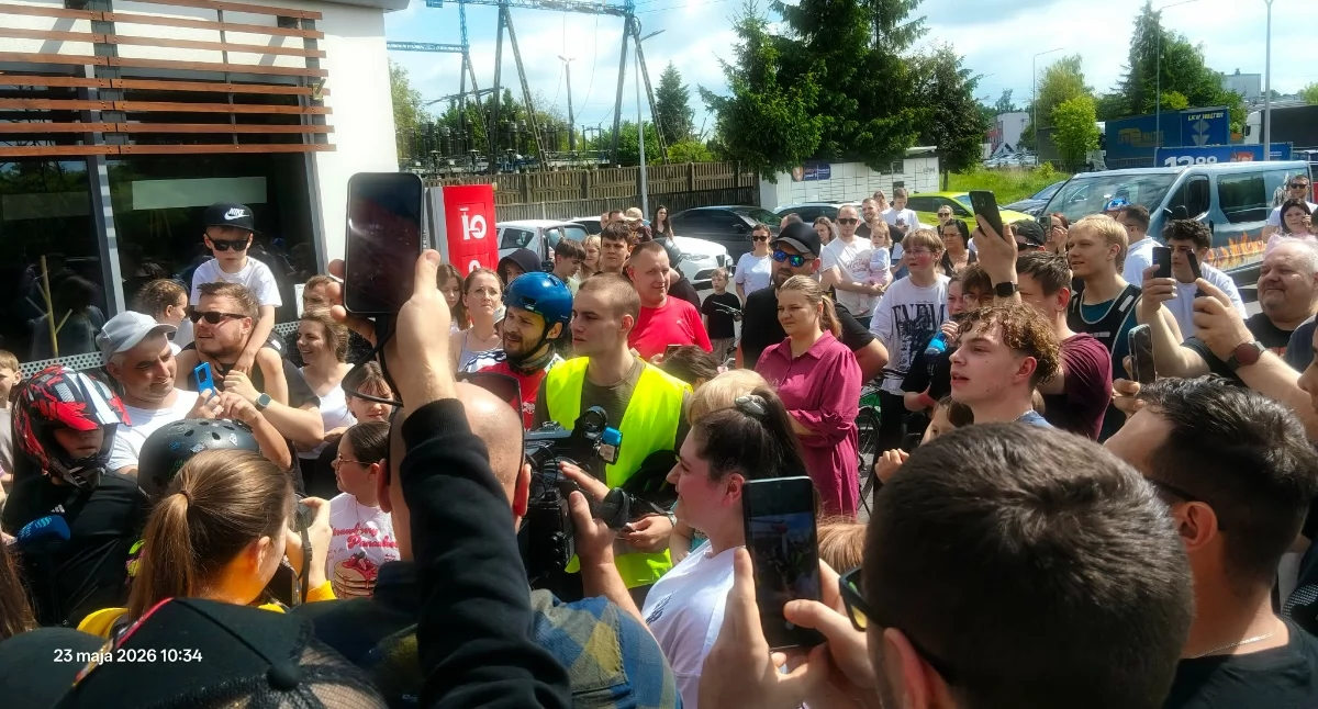 Łatwogang jedzie przez Polskę i zbiera pieniądze na pomoc dla Maksa. Tłumy witały go w Radomsku 