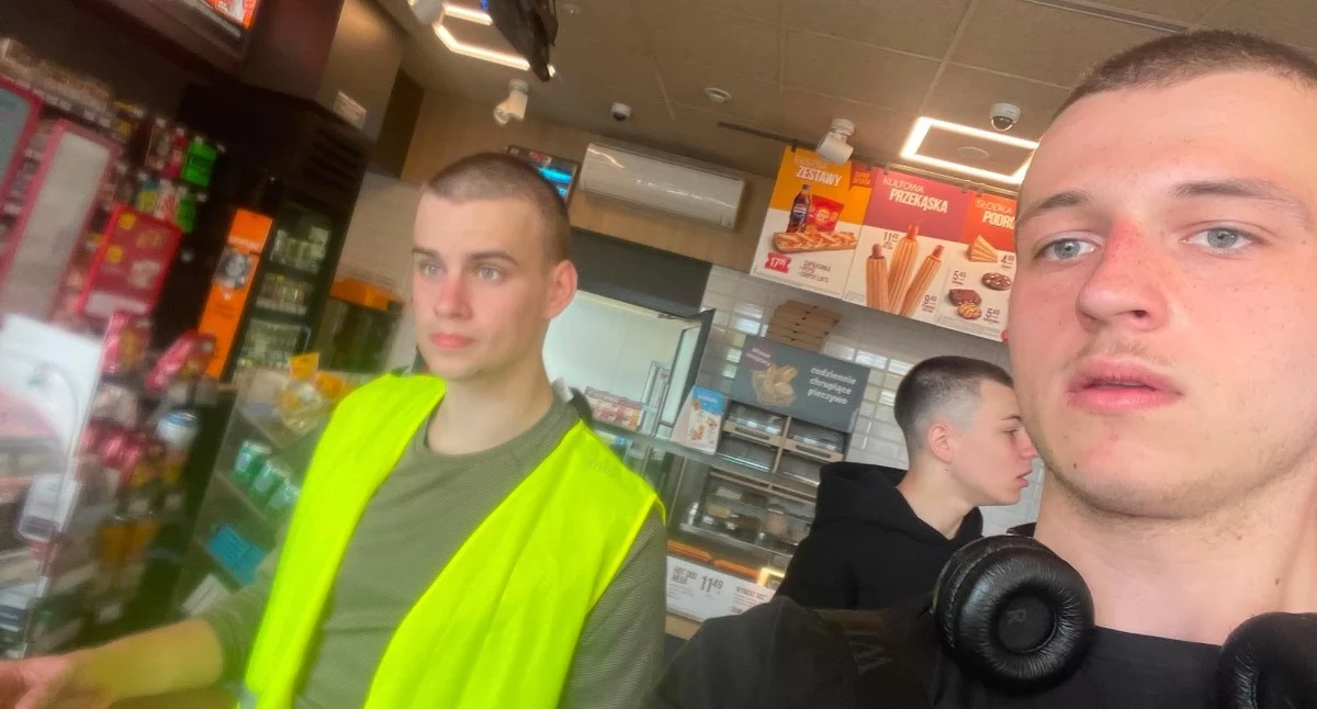 Oskar Trzeciak, uczeń Drzewniaka, przyłączył się do Łatwoganga. Chce z nim dojechać do Gdańska