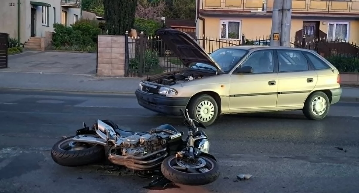 Wypadek na Przedborskiej. Zderzenie samochodu z motocyklem. Do szpitala odwieziono 40-letniego mężczyznę i 6-letnie dziecko