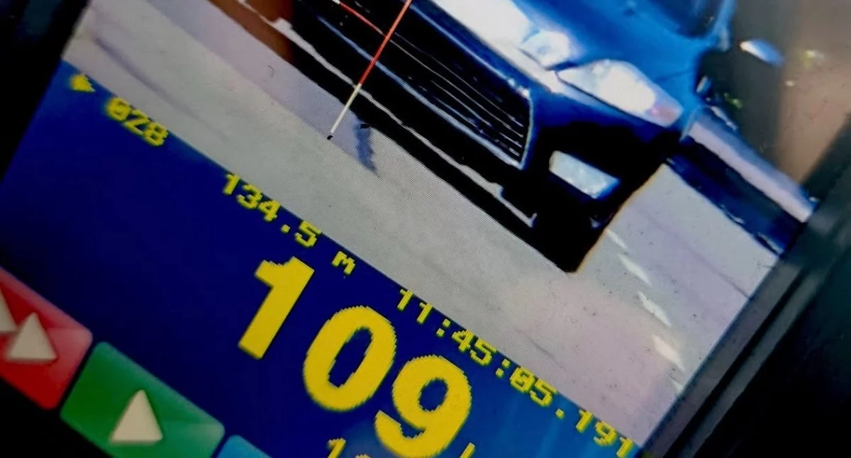 Jednego dnia policjanci zatrzymali dwóch kierowców, którzy jechali ponad 100 km/h w obszarze zabudowanym