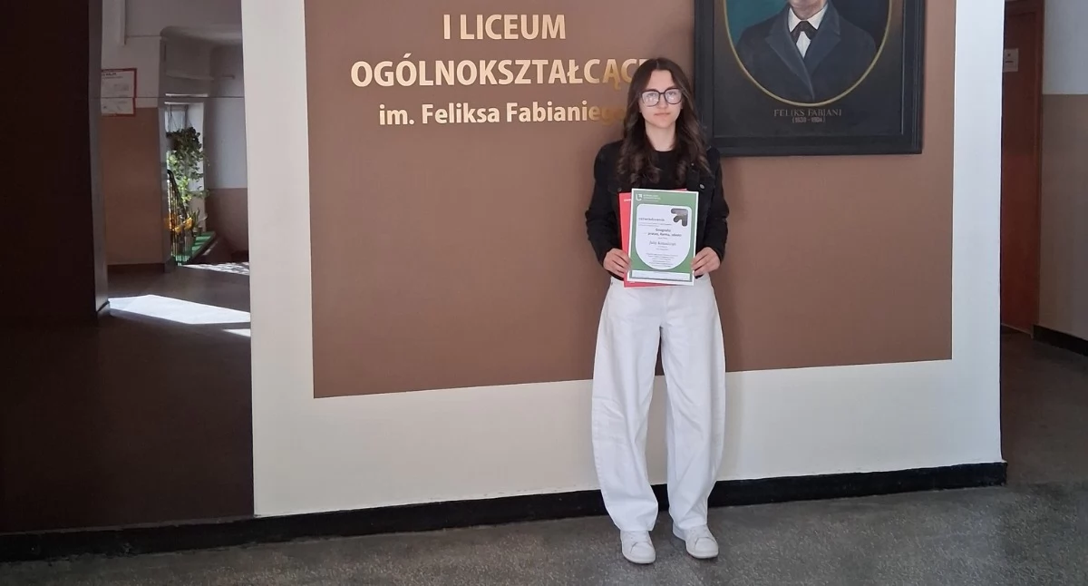 Julia Kowalczyk reprezentująca I LO z wyróżnieniem w ogólnopolskim konkursie fotograficznym
