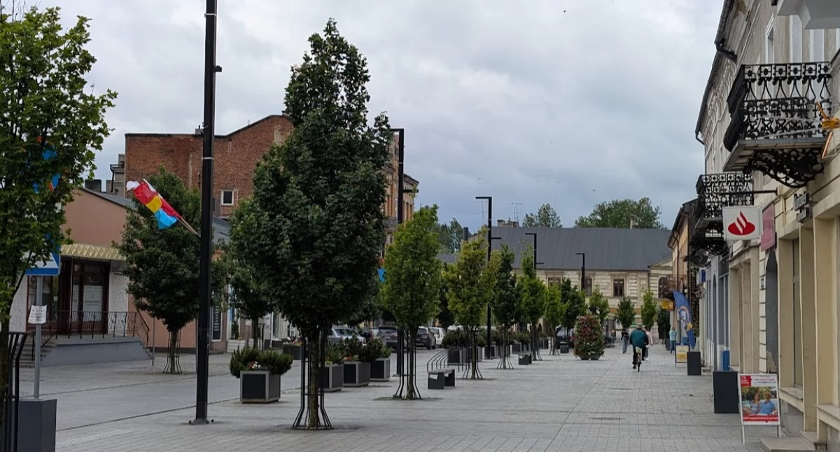 Awantura w centrum miasta. Policjanci sprawdzają dane 44-latki. Okazuje się, że jest poszukiwana