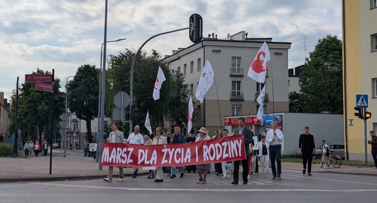 [ZDJĘCIA] Chłopak i dziewczyna, to jedyna prawdziwa rodzina. Marsz dla Życia i Rodziny na otwarcie XXV Radomszczańskich Dni Rodziny