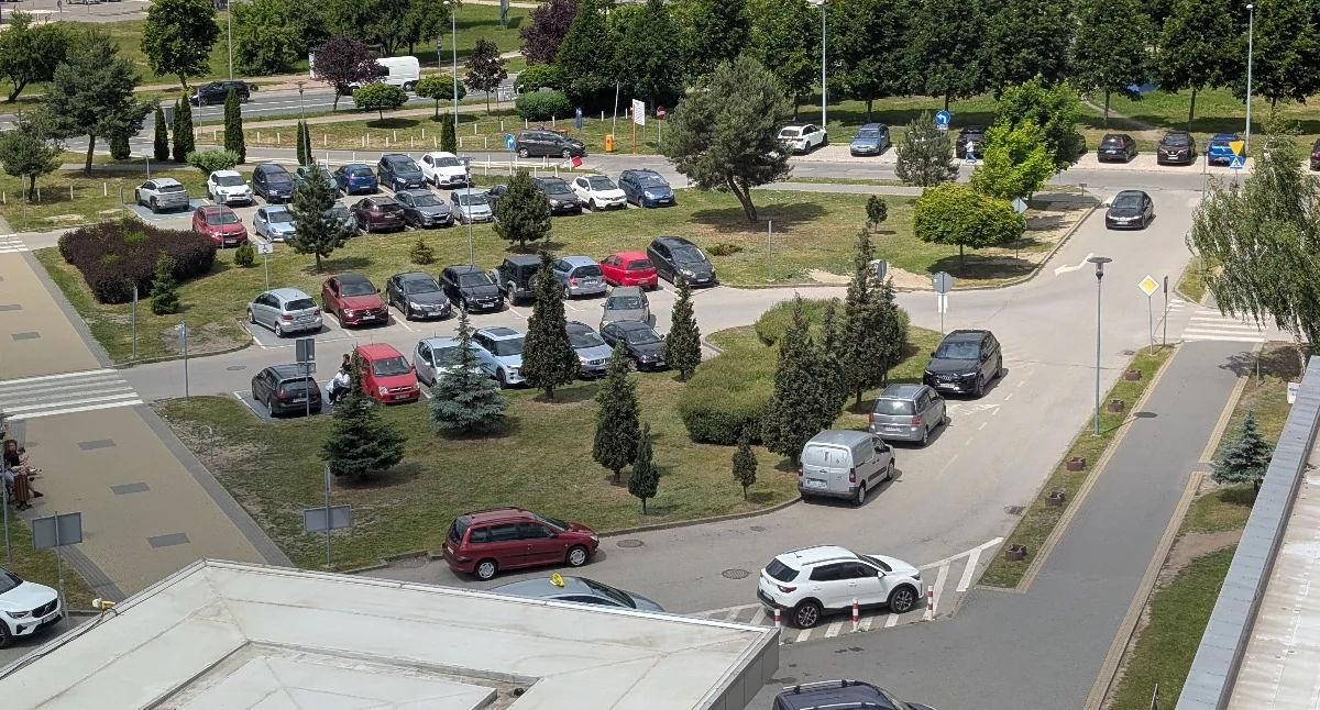 Sypią się mandaty przy szpitalu. Policja: Prowadzimy sześćdziesiąt postępowań
