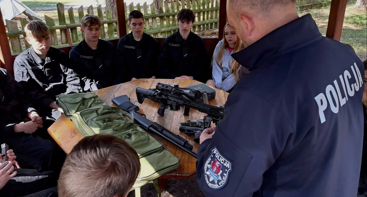 Biwak uczniów klasy mundurowej. Przez trzy dni uczyli się musztry, pierwszej pomocy i samoobrony