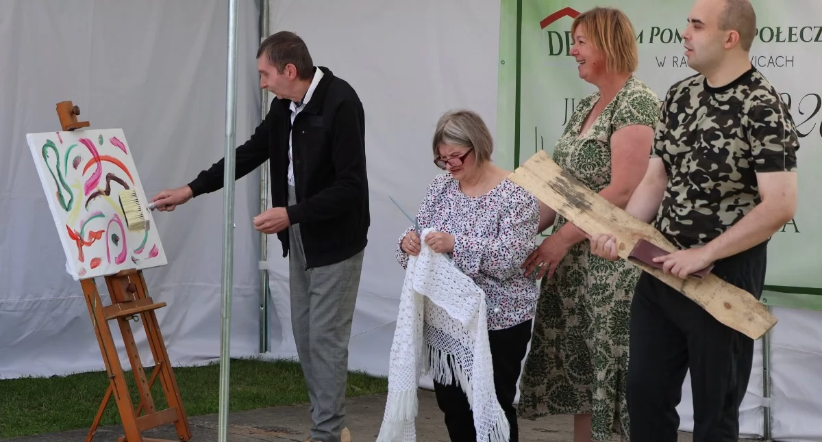 Jubileusz 100-lecia Domu Pomocy Społecznej w Radziechowicach Pierwszych. Były życzenia i prezenty