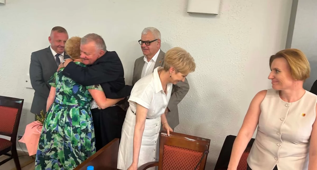 Zarząd powiatu z wotum zaufania i absolutorium. Zyberyng do Więcka: Panie imperatorze...