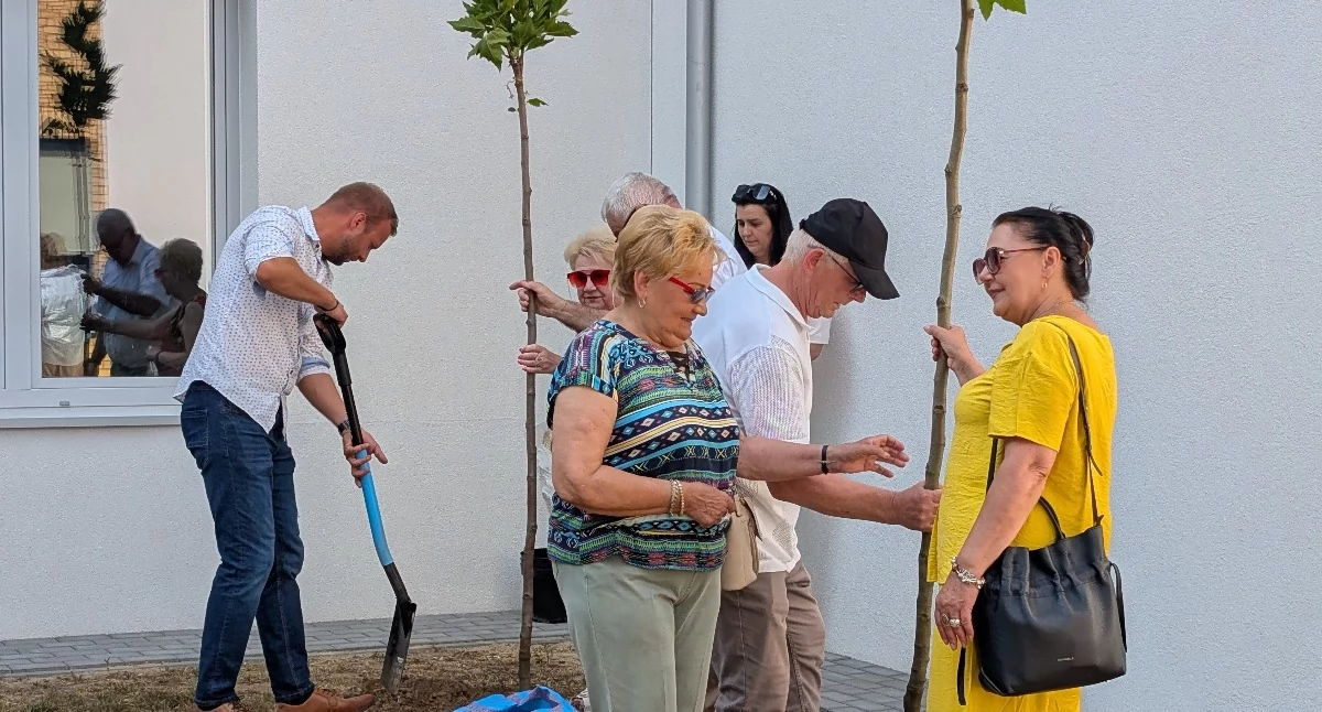 Piknik zdrowia z okazji otwarcia nowego oddziału. Posadzono symboliczne drzewa
