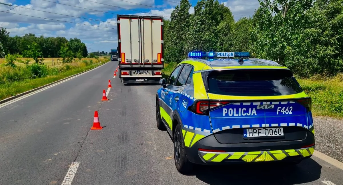 Kolizja w Koźniewicach. Samochód ciężarowy najechał na tył auta osobowego. Policja informuje o utrudnieniach w ruchu 